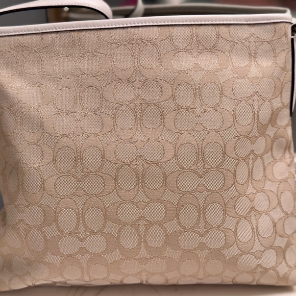 Coach Signature crossbody File Bag - New Without Tags - 13" x 10.5" - Picture 4 of 13